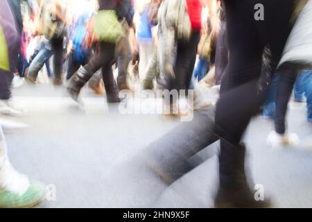 Marschieren für ihre Sache. Verschwommene Aufnahme von Demonstranten, die für ihre Sache marschieren. Stockfoto