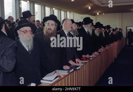 Ein Minyan (mehr als zehn Männer) für einen Mincha (ein Nachmittagsgottesdienst an Wochentagen) einer jüdischen orthodoxen Gemeinde. Anlass war die Entführung von Rabbi Chaim Rapoport durch den Oberrabbiner Jonathan Sacks in der Zentralsynagoge von Birmingham am 05. November 1995. Stockfoto