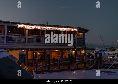 Das Äußere des A&B Lobster House und Alonzo's Oyster Bar Restaurant bei Nacht in Key West, Florida, USA. Stockfoto