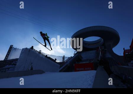 Zhangjiakou, Hebei, China. 15th. Februar 2022. Das Ambiente schoss nordische Kombination: Individuelle LH/10km während der Olympischen Winterspiele 2022 in Peking im Nationalen Skisprungzentrum in Zhangjiakou, Hebei, China. Quelle: Yohei Osada/AFLO SPORT/Alamy Live News Stockfoto