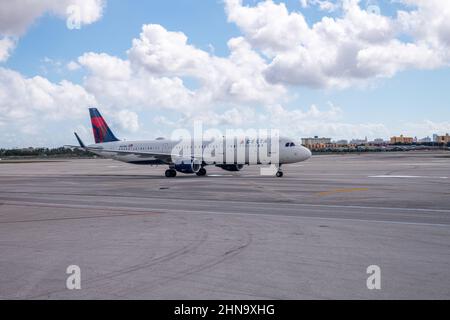 Ein Airbus A321-211 von Delta Airlines wartet auf dem Rollfeld des Miami International Airport in Miami, Florida, USA. Stockfoto