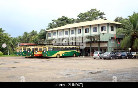 Kannur, Indien. 20.. Juli 2021. Nach Monaten der durch COVID-19 verursachten Sperrung, hinkte Kerala wieder zur Normalität zurück, da die Regierung die Begrenzungen lockerte, die es Geschäften ermöglichten, Geschäfte zu öffnen und öffentliche Verkehrsmittel zu erlauben. Mit dem allmählichen Rückzug der Covid-Sperre begann das öffentliche Leben in Kerala wieder normal zu werden, und die Öffentlichkeit ist nun stark auf staatlich kontrollierte Straßenverkehrsbusse angewiesen. Die Kerala State Road Transport Corporation (KSRTC) ist eines der ältesten staatlichen öffentlichen Verkehrssysteme in Indien. (Foto: Sidhik Keerantakath/Pacific Press) Quelle: Pacific Press Media Production Corp./Alamy Live News Stockfoto