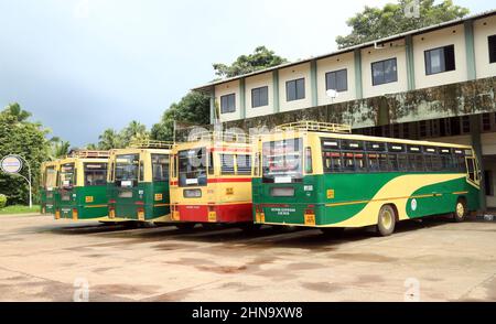 Kannur, Indien. 20.. Juli 2021. Nach Monaten der durch COVID-19 verursachten Sperrung, hinkte Kerala wieder zur Normalität zurück, da die Regierung die Begrenzungen lockerte, die es Geschäften ermöglichten, Geschäfte zu öffnen und öffentliche Verkehrsmittel zu erlauben. Mit dem allmählichen Rückzug der Covid-Sperre begann das öffentliche Leben in Kerala wieder normal zu werden, und die Öffentlichkeit ist nun stark auf staatlich kontrollierte Straßenverkehrsbusse angewiesen. Die Kerala State Road Transport Corporation (KSRTC) ist eines der ältesten staatlichen öffentlichen Verkehrssysteme in Indien. (Foto: Sidhik Keerantakath/Pacific Press) Quelle: Pacific Press Media Production Corp./Alamy Live News Stockfoto