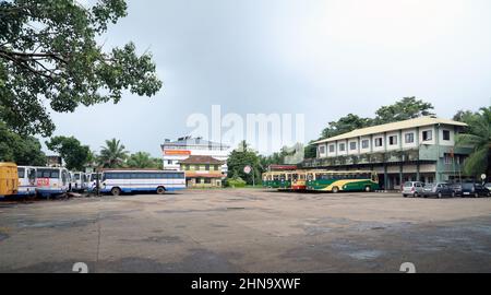 Kannur, Indien. 20.. Juli 2021. Nach Monaten der durch COVID-19 verursachten Sperrung, hinkte Kerala wieder zur Normalität zurück, da die Regierung die Begrenzungen lockerte, die es Geschäften ermöglichten, Geschäfte zu öffnen und öffentliche Verkehrsmittel zu erlauben. Mit dem allmählichen Rückzug der Covid-Sperre begann das öffentliche Leben in Kerala wieder normal zu werden, und die Öffentlichkeit ist nun stark auf staatlich kontrollierte Straßenverkehrsbusse angewiesen. Die Kerala State Road Transport Corporation (KSRTC) ist eines der ältesten staatlichen öffentlichen Verkehrssysteme in Indien. (Foto: Sidhik Keerantakath/Pacific Press) Quelle: Pacific Press Media Production Corp./Alamy Live News Stockfoto