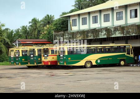 Kannur, Indien. 20.. Juli 2021. Nach Monaten der durch COVID-19 verursachten Sperrung, hinkte Kerala wieder zur Normalität zurück, da die Regierung die Begrenzungen lockerte, die es Geschäften ermöglichten, Geschäfte zu öffnen und öffentliche Verkehrsmittel zu erlauben. Mit dem allmählichen Rückzug der Covid-Sperre begann das öffentliche Leben in Kerala wieder normal zu werden, und die Öffentlichkeit ist nun stark auf staatlich kontrollierte Straßenverkehrsbusse angewiesen. Die Kerala State Road Transport Corporation (KSRTC) ist eines der ältesten staatlichen öffentlichen Verkehrssysteme in Indien. (Foto: Sidhik Keerantakath/Pacific Press) Quelle: Pacific Press Media Production Corp./Alamy Live News Stockfoto