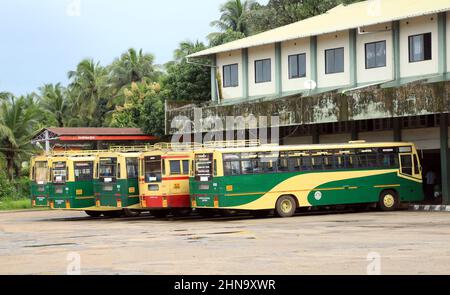 Kannur, Indien. 20.. Juli 2021. Nach Monaten der durch COVID-19 verursachten Sperrung, hinkte Kerala wieder zur Normalität zurück, da die Regierung die Begrenzungen lockerte, die es Geschäften ermöglichten, Geschäfte zu öffnen und öffentliche Verkehrsmittel zu erlauben. Mit dem allmählichen Rückzug der Covid-Sperre begann das öffentliche Leben in Kerala wieder normal zu werden, und die Öffentlichkeit ist nun stark auf staatlich kontrollierte Straßenverkehrsbusse angewiesen. Die Kerala State Road Transport Corporation (KSRTC) ist eines der ältesten staatlichen öffentlichen Verkehrssysteme in Indien. (Foto: Sidhik Keerantakath/Pacific Press) Quelle: Pacific Press Media Production Corp./Alamy Live News Stockfoto