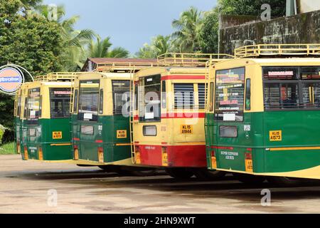 Kannur., Indien. 20.. Juli 2021. Nach Monaten der durch COVID-19 verursachten Sperrung, hinkte Kerala wieder zur Normalität zurück, da die Regierung die Begrenzungen lockerte, die es Geschäften ermöglichten, Geschäfte zu öffnen und öffentliche Verkehrsmittel zu erlauben. Mit dem allmählichen Rückzug der Covid-Sperre begann das öffentliche Leben in Kerala wieder normal zu werden, und die Öffentlichkeit ist nun stark auf staatlich kontrollierte Straßenverkehrsbusse angewiesen. Die Kerala State Road Transport Corporation (KSRTC) ist eines der ältesten staatlichen öffentlichen Verkehrssysteme in Indien. (Foto: Sidhik Keerantakath/Pacific Press) Quelle: Pacific Press Media Production Corp./Alamy Live News Stockfoto