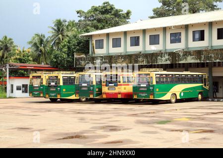 Kannur, Indien. 20.. Juli 2021. Nach Monaten der durch COVID-19 verursachten Sperrung, hinkte Kerala wieder zur Normalität zurück, da die Regierung die Begrenzungen lockerte, die es Geschäften ermöglichten, Geschäfte zu öffnen und öffentliche Verkehrsmittel zu erlauben. Mit dem allmählichen Rückzug der Covid-Sperre begann das öffentliche Leben in Kerala wieder normal zu werden, und die Öffentlichkeit ist nun stark auf staatlich kontrollierte Straßenverkehrsbusse angewiesen. Die Kerala State Road Transport Corporation (KSRTC) ist eines der ältesten staatlichen öffentlichen Verkehrssysteme in Indien. (Foto: Sidhik Keerantakath/Pacific Press) Quelle: Pacific Press Media Production Corp./Alamy Live News Stockfoto