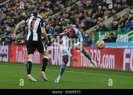 NEWCASTLE UPON TYNE, GROSSBRITANNIEN. FEB 13th Paul Dumett von Newcastle United im Einsatz mit Leon Bailey von Aston Villa während des Premier League-Spiels zwischen Newcastle United und Aston Villa im St. James's Park, Newcastle am Sonntag, 13th. Februar 2022. (Kredit: Mark Fletcher | MI News) Stockfoto