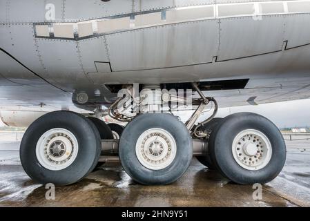 Nahansicht des einfahrenden Fahrgetriebes unter einem großen Düsenflugzeug Stockfoto