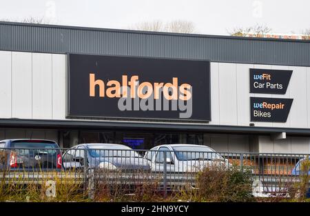 Lewes Road Retail Park in Brighton mit einem Halfords-Geschäft Stockfoto