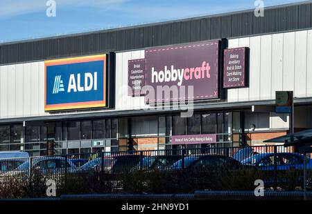 Lewes Road Retail Park in Brighton mit einem ALDI- und Bastelgeschäft Stockfoto