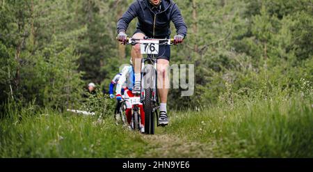 Gruppe männliche Radfahrer Reiten Waldweg auf dem Mountainbike Stockfoto