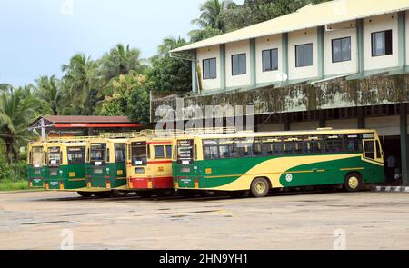 20. Juli 2021, Kannur, Indien: Nach Monaten der COVID-19-Sperre hinkte Kerala wieder normal, da die Regierung die Begrenzungen lockerte, die es Geschäften ermöglichten, zu öffnen und öffentliche Verkehrsmittel zu erlauben. Mit dem allmählichen Rückzug der Covid-Sperre begann das öffentliche Leben in Kerala wieder normal zu werden, und die Öffentlichkeit ist nun stark auf staatlich kontrollierte Straßenverkehrsbusse angewiesen. Die Kerala State Road Transport Corporation (KSRTC) ist eines der ältesten staatlichen öffentlichen Verkehrssysteme in Indien. (Bild: © Sidhik Keerantakath/Pacific Press via ZUMA Press Wire) Stockfoto