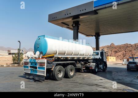 Tankwagen zur Kraftstoffversorgung an der Tankstelle. Kraftstofflieferung an der Tankstelle. Kraftstoffindustrie. Stockfoto