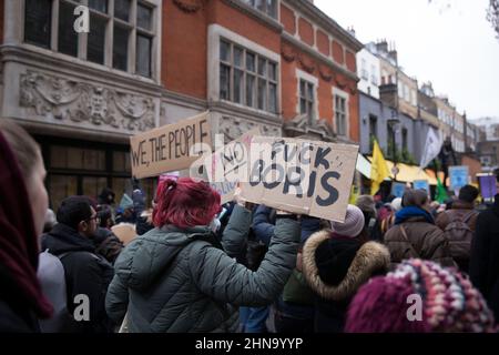 Die Teilnehmer marschieren während einer „Kill the Bill“-Kundgebung gegen das „Police, Crime, Urteilsverkündung und Courts Bill“ im Zentrum von London. Stockfoto