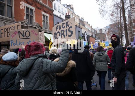 Die Teilnehmer marschieren während einer „Kill the Bill“-Kundgebung gegen das „Police, Crime, Urteilsverkündung und Courts Bill“ im Zentrum von London. Stockfoto