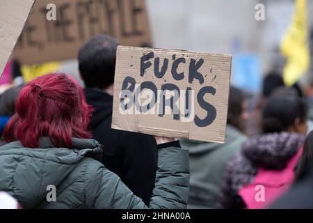 Die Teilnehmer marschieren während einer „Kill the Bill“-Kundgebung gegen das „Police, Crime, Urteilsverkündung und Courts Bill“ im Zentrum von London. Stockfoto