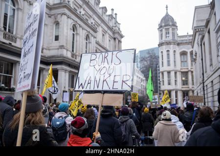 Die Teilnehmer marschieren während einer „Kill the Bill“-Kundgebung gegen das „Police, Crime, Urteilsverkündung und Courts Bill“ im Zentrum von London. Stockfoto