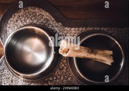 Ansicht von oben eines Hundekauen Knochen in Metallschale. Stockfoto