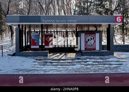 Betrieb einer Servicestation mit Beschilderung von Bing Dwen Dwen, dem Maskottchen der Olympischen Winterspiele 2022 in Peking, China am 14.2.2022 Stockfoto