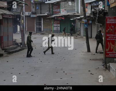 Srinagar, Indien. 15th. Februar 2022. Indische Truppen jagen Demonstranten der schiitischen kashmiri (nicht im Bild) bei Zusammenstößen in Budgam, Kaschmir, nach. Massive Zusammenstöße zwischen den klagebetern der schiitischen kashmiri und den indischen Truppen brachen aus, nachdem die indische Armee das Bild des iranischen Militärkommandanten Qasim Solemani verbrannt hatte. Solemani war ein iranischer Militärkommandeur, der vor einigen Jahren bei einem Drohnenangriff auf dem Internationalen Flughafen Bagdad getötet wurde. (Foto von Sajad Hameed/Pacific Press) Quelle: Pacific Press Media Production Corp./Alamy Live News Stockfoto