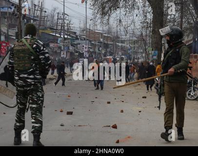 Srinagar, Indien. 15th. Februar 2022. schiitische Demonstranten aus Kashmiri werfen Steine auf indische Regierungskräfte während eines Protestes in Budgam, Kaschmir. Massive Zusammenstöße zwischen den klagebetern der schiitischen kashmiri und den indischen Truppen brachen aus, nachdem die indische Armee das Bild des iranischen Militärkommandanten Qasim Solemani verbrannt hatte. Solemani war ein iranischer Militärkommandeur, der vor einigen Jahren bei einem Drohnenangriff auf dem Internationalen Flughafen Bagdad getötet wurde. (Foto von Sajad Hameed/Pacific Press) Quelle: Pacific Press Media Production Corp./Alamy Live News Stockfoto