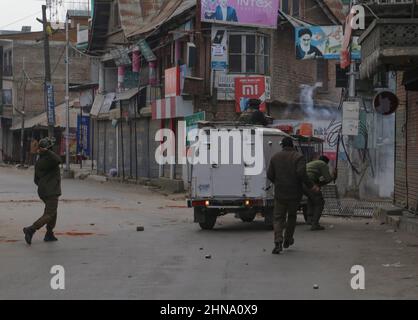 Srinagar, Indien. 15th. Februar 2022. Indische Truppen jagen Demonstranten der schiitischen kashmiri (nicht im Bild) bei Zusammenstößen in Budgam, Kaschmir, nach. Massive Zusammenstöße zwischen den klagebetern der schiitischen kashmiri und den indischen Truppen brachen aus, nachdem die indische Armee das Bild des iranischen Militärkommandanten Qasim Solemani verbrannt hatte. Solemani war ein iranischer Militärkommandeur, der vor einigen Jahren bei einem Drohnenangriff auf dem Internationalen Flughafen Bagdad getötet wurde. (Foto von Sajad Hameed/Pacific Press) Quelle: Pacific Press Media Production Corp./Alamy Live News Stockfoto