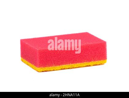 Nahaufnahme eines roten Schwamms zum Spülen auf weißem Hintergrund. Haushaltsgeräte. Stockfoto