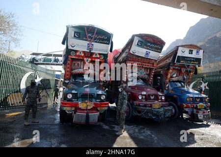 Peshawar, Pakistan. 15th. Februar 2022. Torkham-Lastwagen mit Hilfsgegenständen der Al-Khidmat-Stiftung für Afghanen, die an der Grenze zu Torkham nach Afghanistan einreisen. (Foto: Hussain Ali/Pacific Press) Quelle: Pacific Press Media Production Corp./Alamy Live News Stockfoto