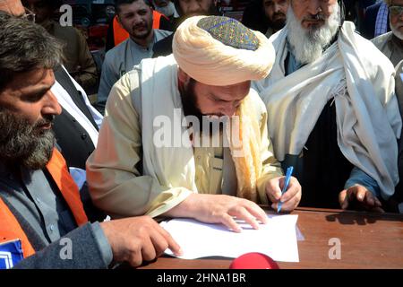 Peshawar, Pakistan. 15th. Februar 2022. Torkham-Lastwagen mit Hilfsgegenständen der Al-Khidmat-Stiftung für Afghanen, die an der Grenze zu Torkham nach Afghanistan einreisen. (Foto: Hussain Ali/Pacific Press) Quelle: Pacific Press Media Production Corp./Alamy Live News Stockfoto