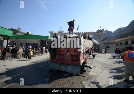 Peshawar, Pakistan. 15th. Februar 2022. Torkham-Lastwagen mit Hilfsgegenständen der Al-Khidmat-Stiftung für Afghanen, die an der Grenze zu Torkham nach Afghanistan einreisen. (Foto: Hussain Ali/Pacific Press) Quelle: Pacific Press Media Production Corp./Alamy Live News Stockfoto