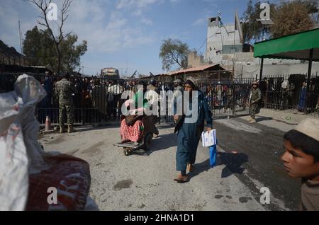 Peshawar, Pakistan. 15th. Februar 2022. Torkham-Lastwagen mit Hilfsgegenständen der Al-Khidmat-Stiftung für Afghanen, die an der Grenze zu Torkham nach Afghanistan einreisen. (Foto: Hussain Ali/Pacific Press) Quelle: Pacific Press Media Production Corp./Alamy Live News Stockfoto