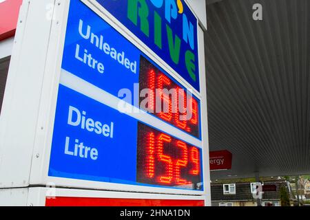 Bridport, Dorset, Großbritannien. 15th. Februar 2022. Die Kraftstoffpreise steigen wieder. Das Schild an der ESSO-Tankstelle auf der A35 in Bridport in Dorset zeigt den Preis für bleifreies Benzin bei 150,9p pro Liter und Diesel bei 152,9p pro Liter. Bildnachweis: Graham Hunt/Alamy Live News Stockfoto