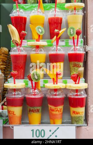 Natürliche Multifrucht-Säfte. Frucht-Smoothies werden in Schichten verschiedener Farben hergestellt. Natürliche vegane Getränke . Stockfoto