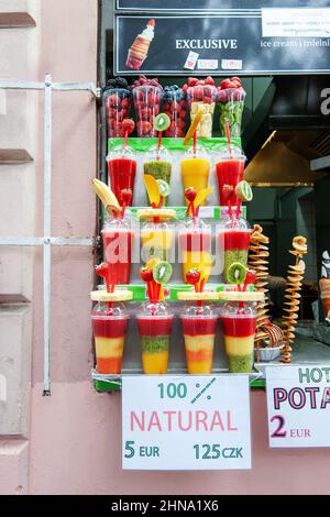 Natürliche Multifrucht-Säfte. Frucht-Smoothies werden in Schichten verschiedener Farben hergestellt. Natürliche vegane Getränke . Stockfoto