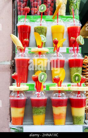 Natürliche Multifrucht-Säfte. Frucht-Smoothies werden in Schichten verschiedener Farben hergestellt. Natürliche vegane Getränke . Stockfoto