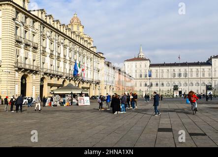 Piazza Castello Platz im historischen Zentrum mit der Kuppel der Königlichen Kirche von San Lorenzo und dem Königspalast, Turin, Piemont, Italien Stockfoto