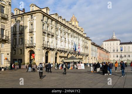 Piazza Castello Platz im historischen Zentrum mit der Kuppel der Königlichen Kirche von San Lorenzo und dem Königspalast, Turin, Piemont, Italien Stockfoto