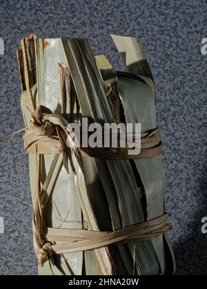 02 15 2022 traditionelle handgemachte Palmblatt Verpackung für Palm Jaggery Studio Shot Lokgram Kalyan Maharashtra Indien. Stockfoto