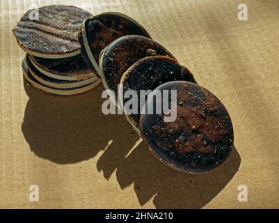 02 15 2022 traditionelle handgemachte Palm Jaggery Studioaufnahme Lokgram Kalyan Maharashtra Indien. Stockfoto