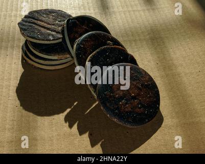 02 15 2022 traditionelle handgemachte Palm Jaggery Studioaufnahme Lokgram Kalyan Maharashtra Indien. Stockfoto