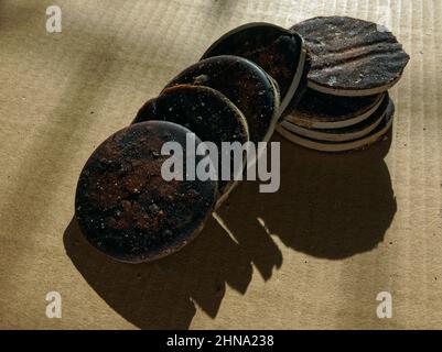 02 15 2022 traditionelle handgemachte Palm Jaggery Studioaufnahme Lokgram Kalyan Maharashtra Indien. Stockfoto