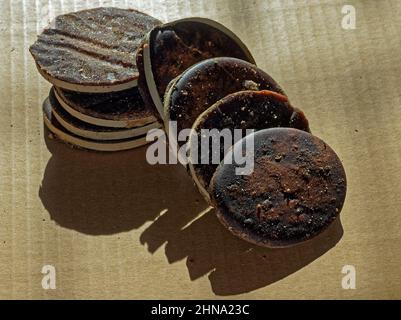 02 15 2022 traditionelle handgemachte Palm Jaggery Studioaufnahme Lokgram Kalyan Maharashtra Indien. Stockfoto