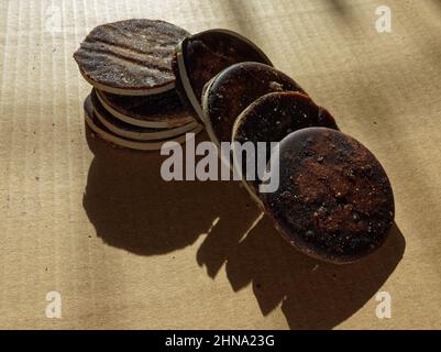 02 15 2022 traditionelle handgemachte Palm Jaggery Studioaufnahme Lokgram Kalyan Maharashtra Indien. Stockfoto