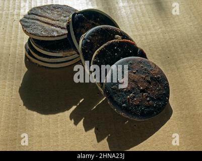 02 15 2022 traditionelle handgemachte Palm Jaggery Studioaufnahme Lokgram Kalyan Maharashtra Indien. Stockfoto