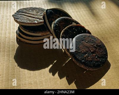 02 15 2022 traditionelle handgemachte Palm Jaggery Studioaufnahme Lokgram Kalyan Maharashtra Indien. Stockfoto