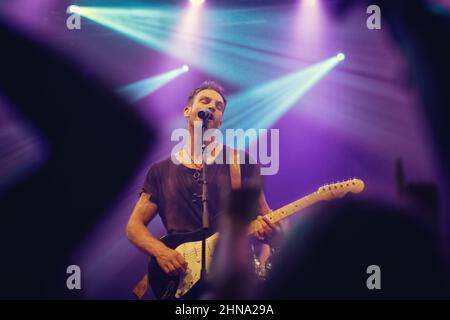 Spielen aus meiner Seele. Musiker, der Gitarre spielt und bei einem Gig singt. Stockfoto