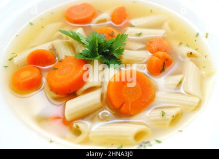 Vegane Penne-Gemüsesuppe in einer weißen Schüssel Stockfoto