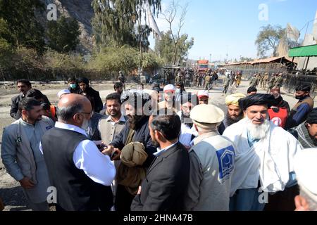 Peshawar, Khyber Pakhtunkhwa, Pakistan. 15th. Februar 2022. Torkham-Lastwagen mit Hilfsgegenständen der Al-Khidmat-Stiftung für Afghanen, die an der Grenze zu Torkham nach Afghanistan einreisen. (Bild: © Hussain Ali/Pacific Press via ZUMA Press Wire) Stockfoto